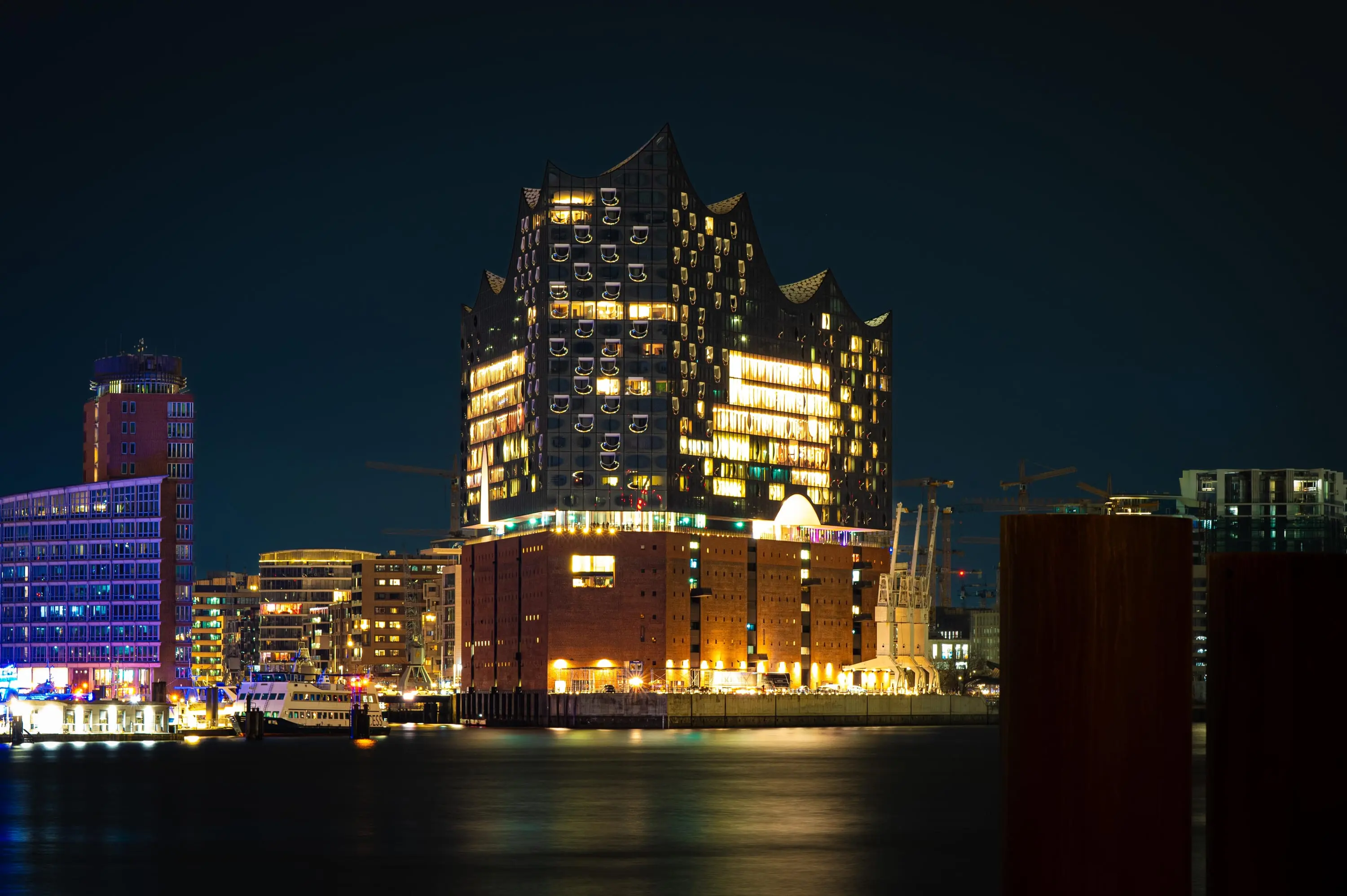 Elbphilharmonie Hamburg, curved glass façade